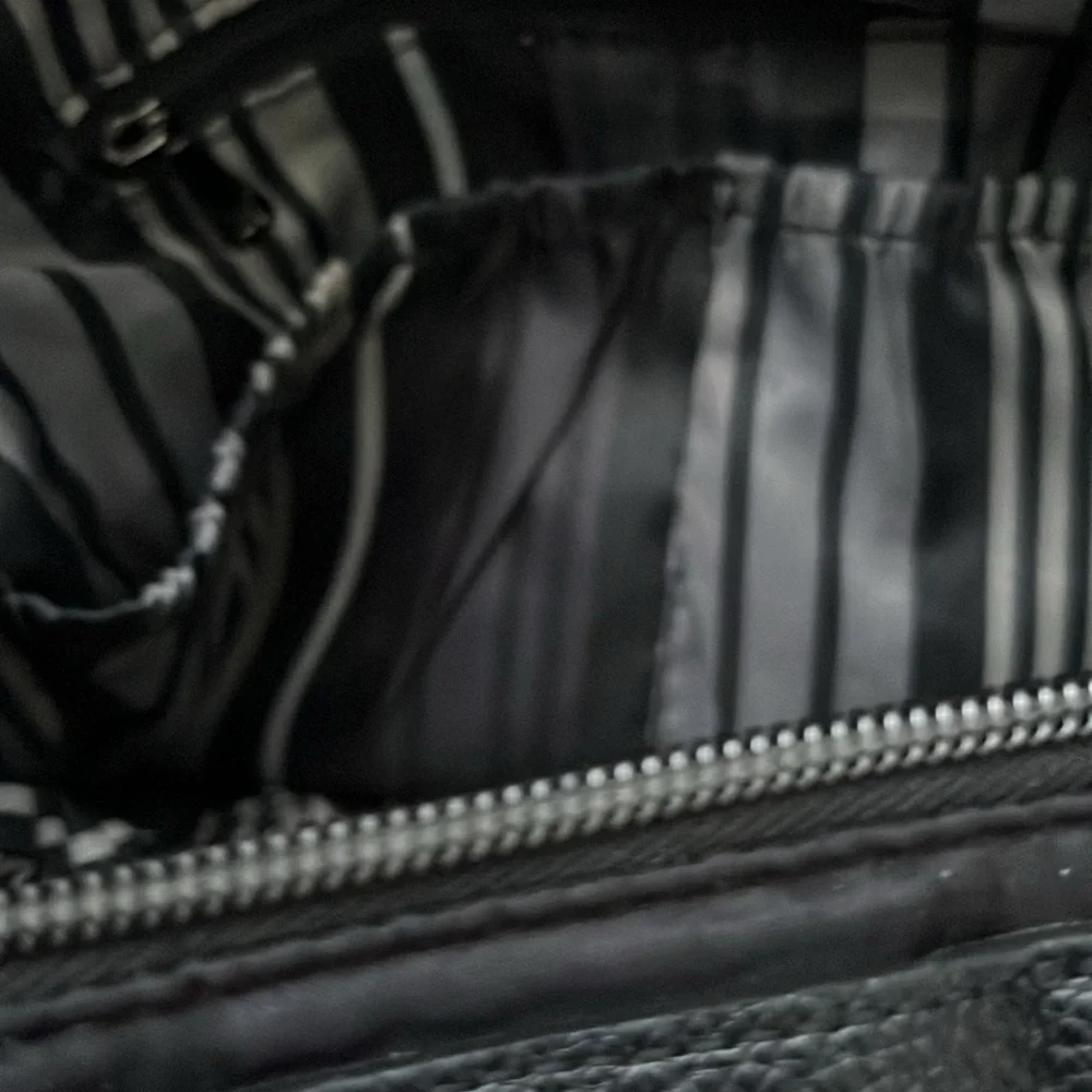 Lug, black quilted back with interchangeable crossbody straps - Picture 6 of 8